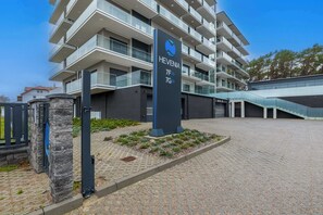 Un bâtiment moderne avec une enseigne indiquant « HEVENIA 7F 7G ».