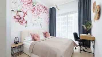 1 soverom, skrivebord, strykejern/-brett og reiseseng for barn