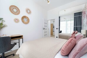 1 sovrum, skrivbord, strykjärn/strykbräda och resesäng