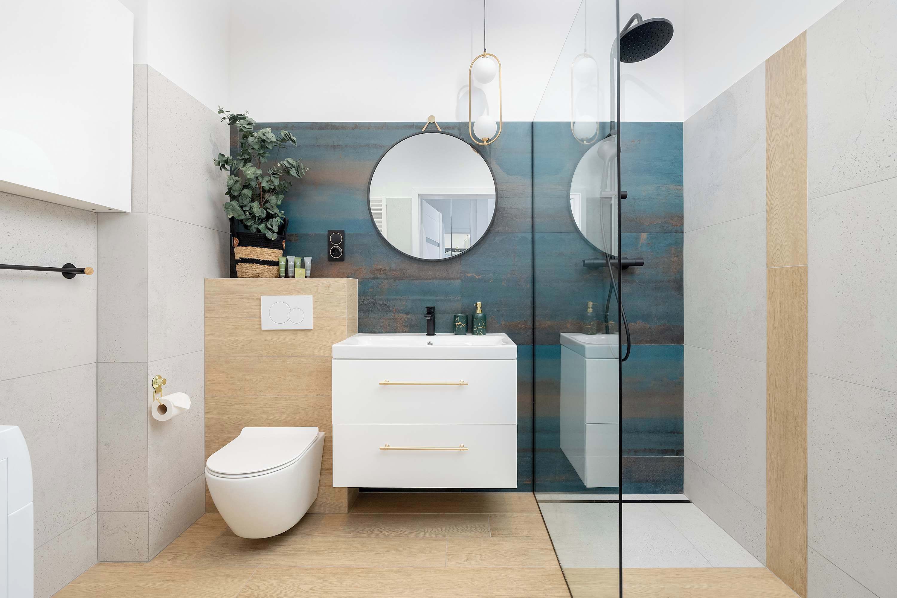 Een douche, een haardroger, handdoeken, shampoo