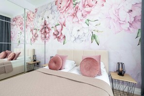 1 habitación, escritorio, tabla de planchar con plancha y cuna de viaje 