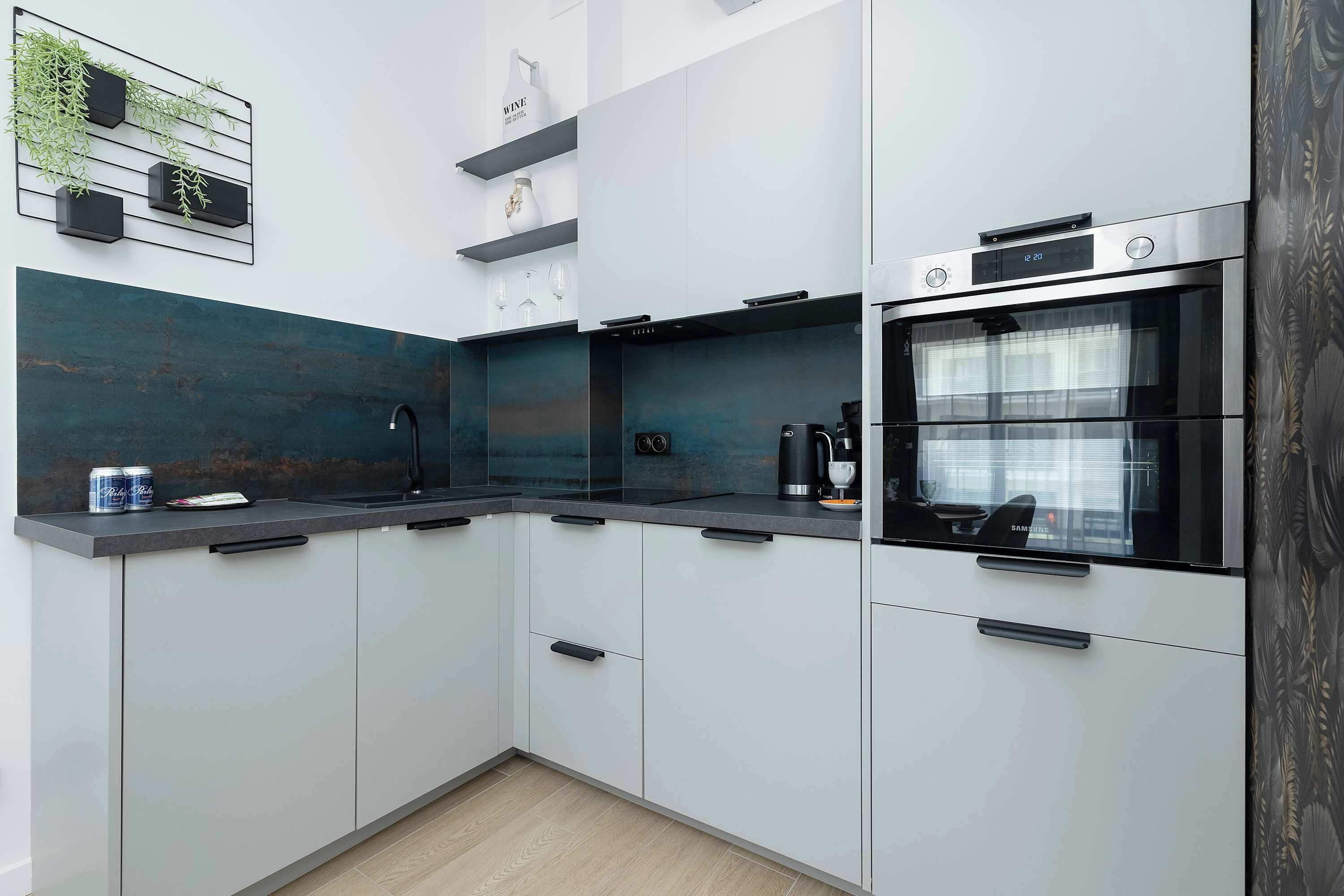 Kjøleskap, ovn, kokeplater og oppvaskmaskin