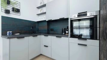 Kjøleskap, ovn, kokeplater og oppvaskmaskin