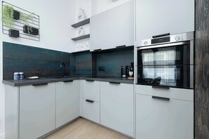 Fridge, oven, stovetop, dishwasher