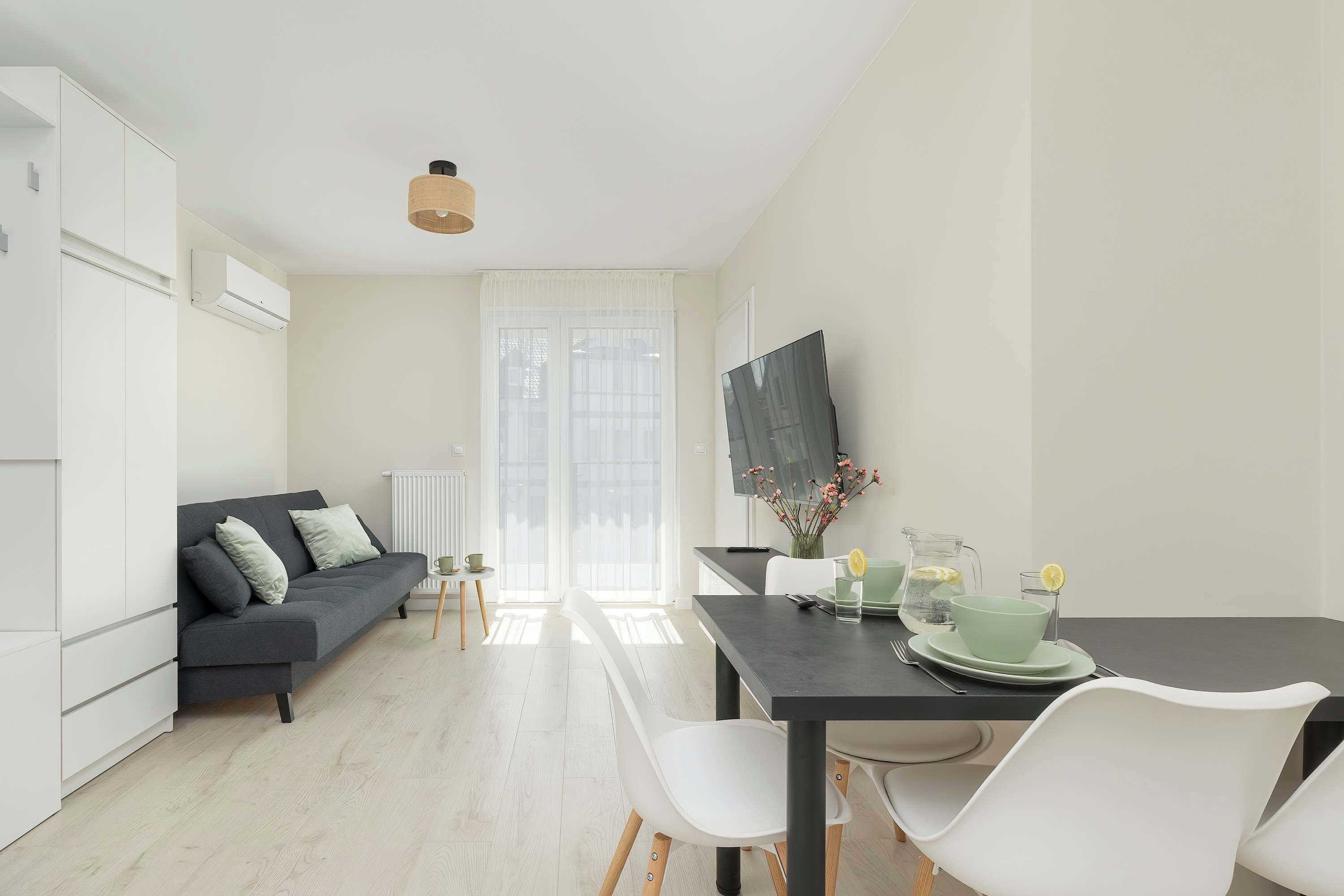 Una televisión, una oficina