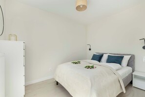 Iron/ironing board, travel cot, WiFi, bed sheets