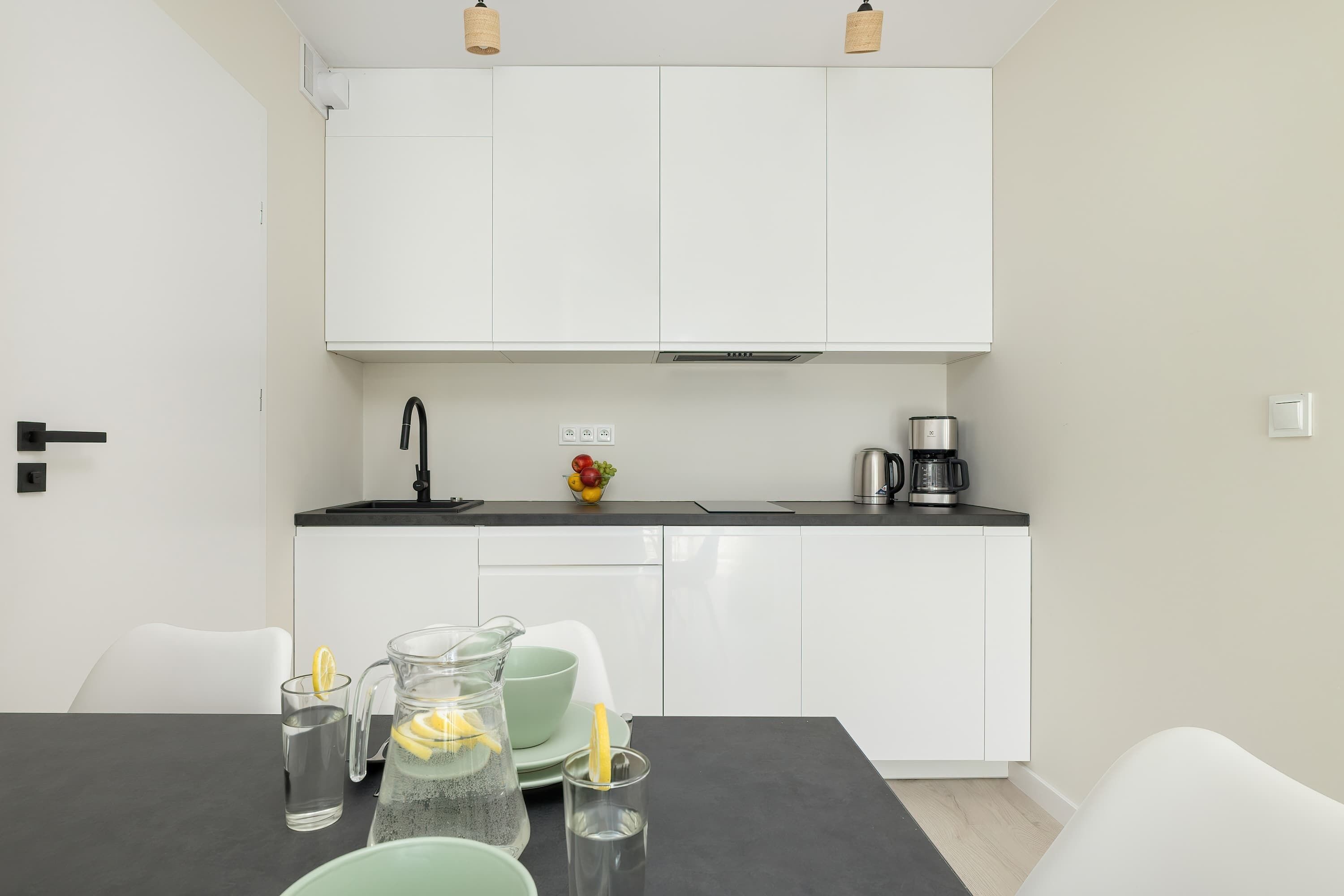 Refrigerador, placa de cocina, lavavajillas, cafetera/tetera