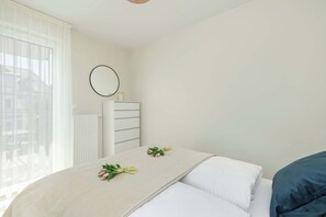 Een strijkplank/strijkijzer, reisbedje, wifi, beddengoed