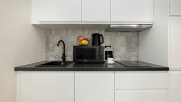 Kühlschrank, Mikrowelle, Herdplatte, Geschirrspüler