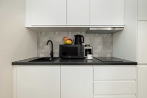 Kühlschrank, Mikrowelle, Herdplatte, Geschirrspüler