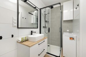 Dusche, Haartrockner, Handtücher, Shampoo