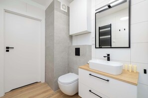 Shower, hair dryer, towels, shampoo - Stylish Apartment | 200 m to the Beach, Balcony and Air Conditioning (Niechorze)