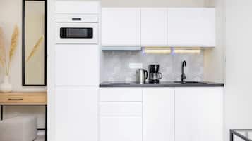 Réfrigérateur, micro-ondes, plaque de cuisson, lave-vaisselle