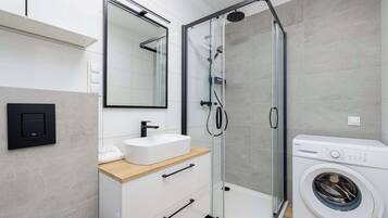 Dusche, Haartrockner, Handtücher, Shampoo