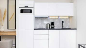 Kühlschrank, Mikrowelle, Herdplatte, Geschirrspüler