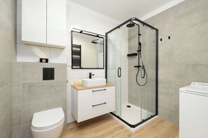 Een douche, een haardroger, handdoeken, shampoo