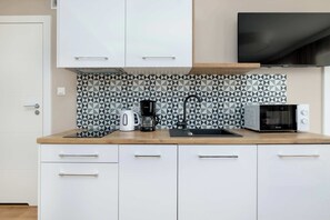 Fridge, microwave, stovetop, dishwasher