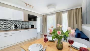 Fridge, microwave, stovetop, dishwasher