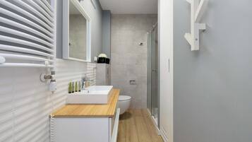 Dusche, Haartrockner, HandtĂŒcher, Shampoo