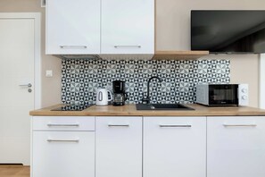 Réfrigérateur, micro-ondes, plaque de cuisson, lave-vaisselle