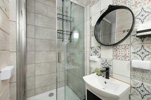 Douche, sèche-cheveux, serviettes fournies