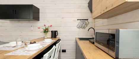 Réfrigérateur, four à micro-ondes, surface de cuisson