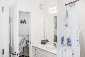 Sèche-cheveux, serviettes fournies, savon, papier toilette