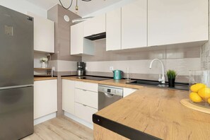 Kylskåp, ugn, spishäll och diskmaskin