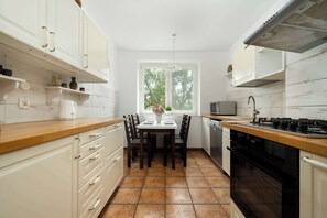 Een koelkast, een microgolfoven, een oven, een kookplaat