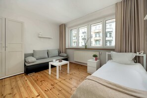 3 slaapkamers, een bureau, een strijkplank/strijkijzer, reisbedje