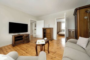 3 bedrooms, desk, iron/ironing board, travel crib