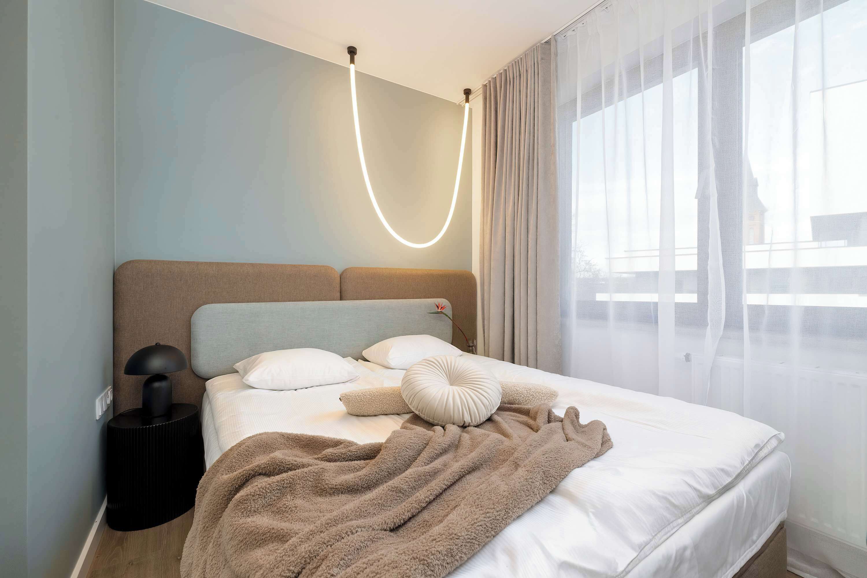 3 habitaciones, escritorio y tabla de planchar con plancha 