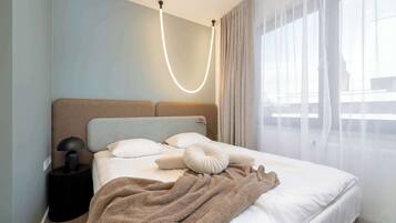 3 habitaciones, escritorio y tabla de planchar con plancha