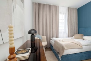 3 habitaciones, escritorio y tabla de planchar con plancha 
