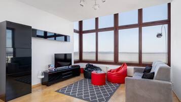 Een televisie en een kantoor