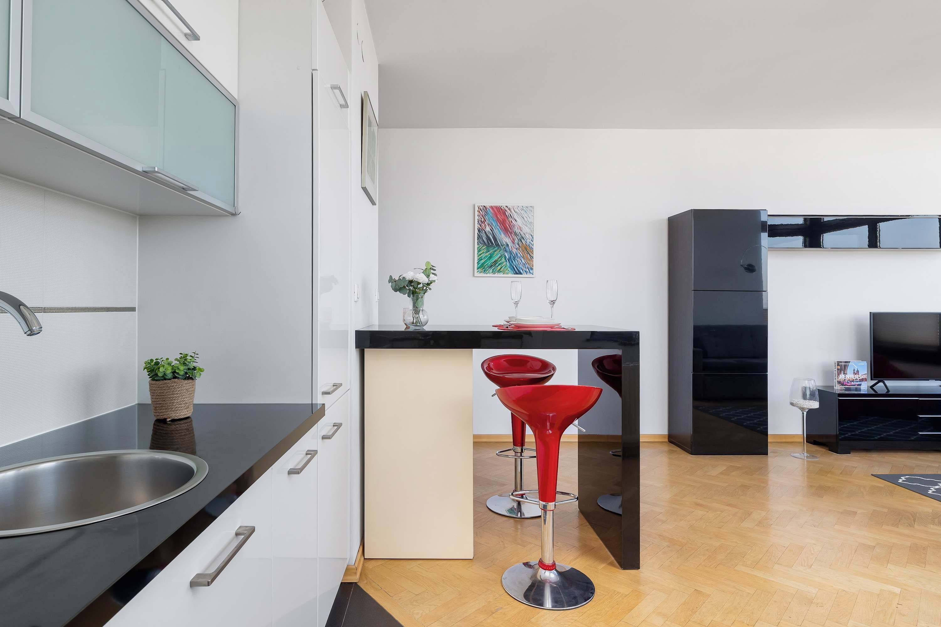 Een koelkast, een magnetron, een oven, een kookplaat