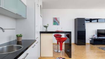 Een koelkast, een magnetron, een oven, een kookplaat