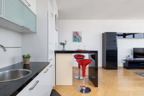 Réfrigérateur, micro-ondes, four, plaque de cuisson