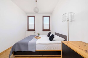 1 dormitorio, tabla de planchar con plancha, cuna de viaje y wifi