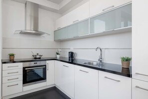 Kühlschrank, Mikrowelle, Ofen, Herdplatte