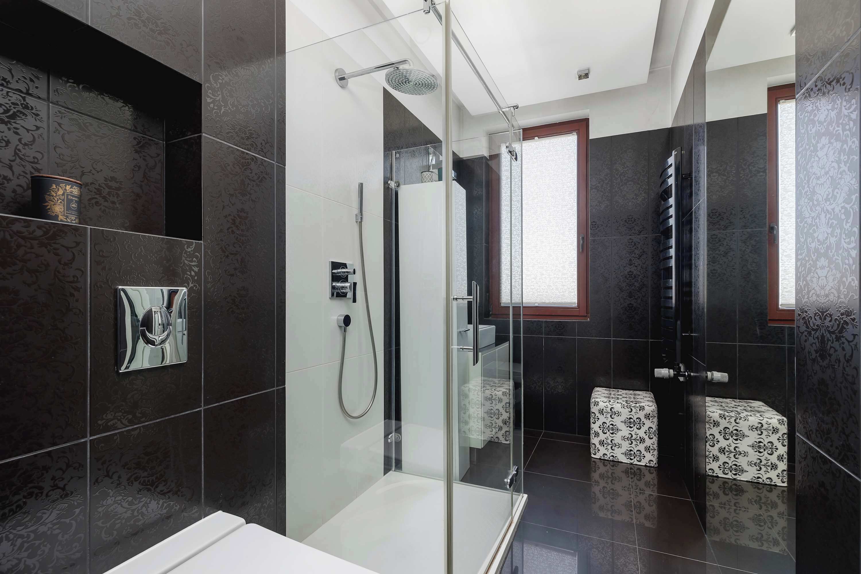 Shower, hair dryer, towels, shampoo