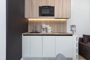 Réfrigérateur, micro-ondes, plaque de cuisson, lave-vaisselle