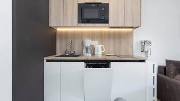 Réfrigérateur, micro-ondes, plaque de cuisson, lave-vaisselle