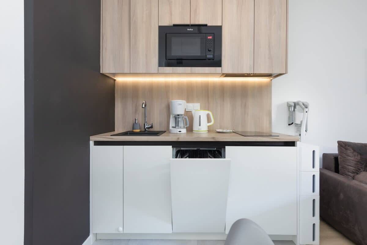 Kühlschrank, Mikrowelle, Herdplatte, Geschirrspüler