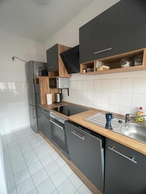 Een koelkast, een magnetron, een oven, een kookplaat