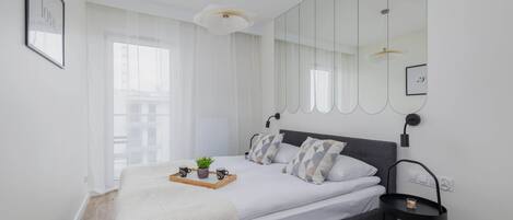 1 sovrum, skrivbord, strykjärn/strykbräda och resesäng