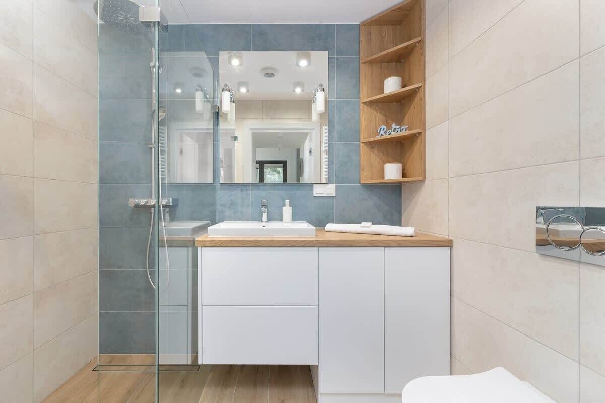 Shower, hair dryer, shampoo