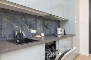 Geladeira, micro-ondas, cooktop, lava-louças