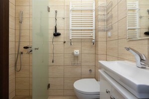 Dusche, Haartrockner, Handtücher, Shampoo