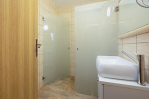 Shower, hair dryer, towels, shampoo